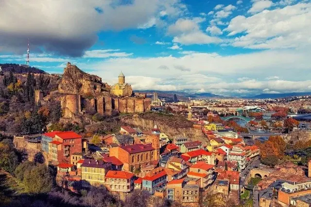 Tiflis'te Gezilecek Yerler: Gürcistan'ın Büyüleyici Başkentinde Bir Gezi Rehberi