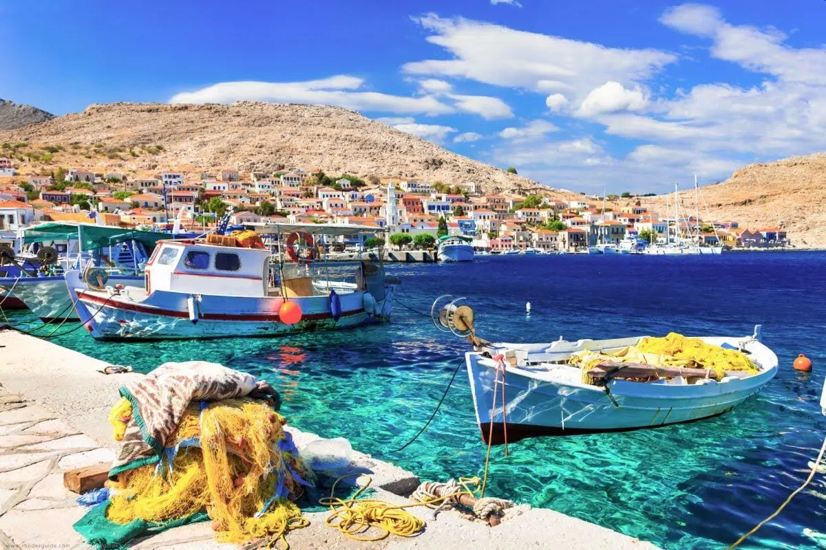Rodos çevresindeki adalarda balıkçı tekneleri ve turkuaz koylar