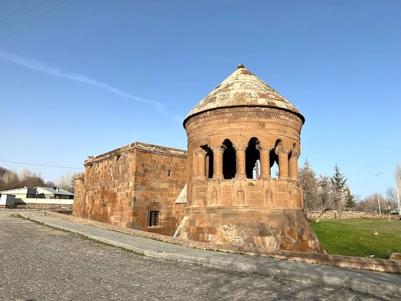 Ahlat Selçuklu mezarlığı ve tarihi kümbetler