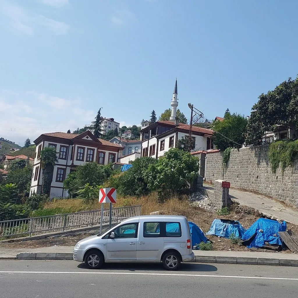 Akçaabat Ortamahalle'de taş ve ahşap tarihi evler