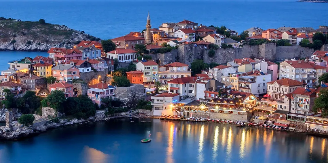 Amasra Kalesi ve iki koyu kuş bakışı