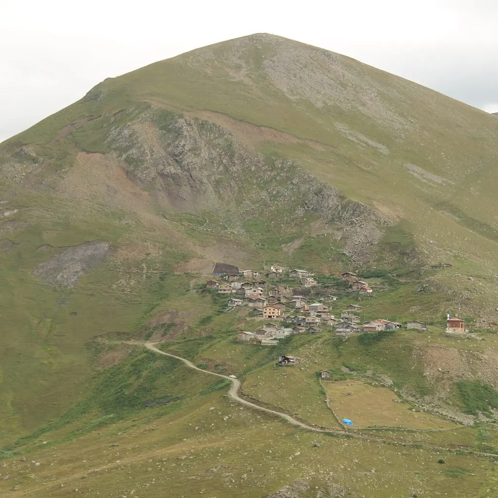 Haldizen Yaylası’nın geniş çayırları ve yayla evleri