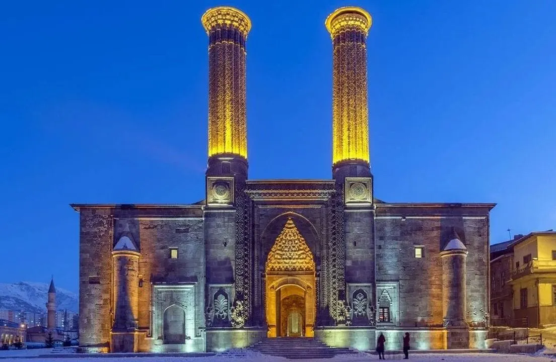 Kars Mutfağı Rehberi: Kaşar Peyniri, Kaz Eti ve Balın Peşinde Bir Lezzet Turu