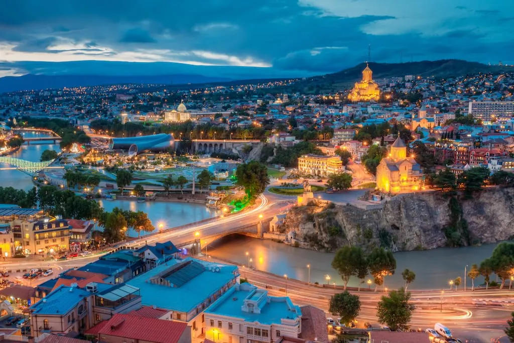 Tiflis Gürcistan gece manzarası