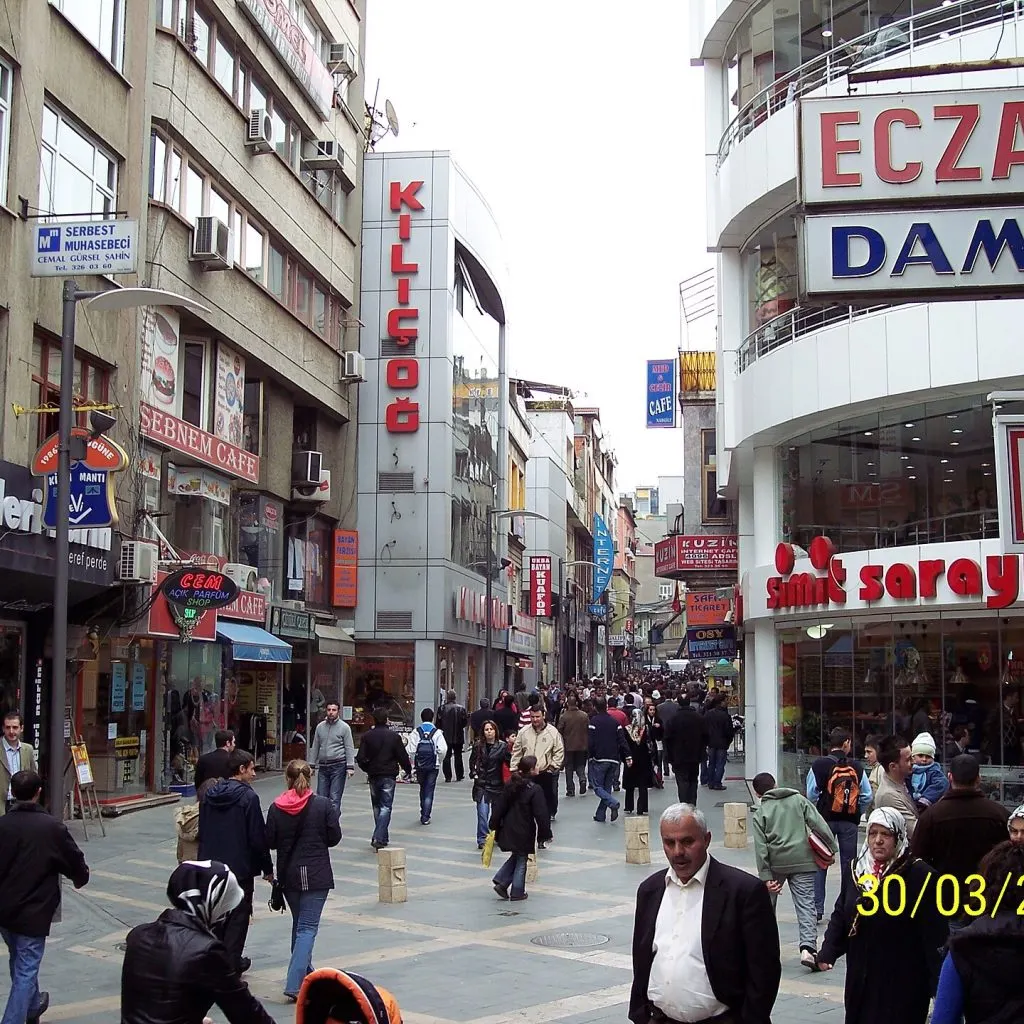 Trabzon Uzun Sokak, çarşının yerel esnafıyla bilinen yaya sokağı