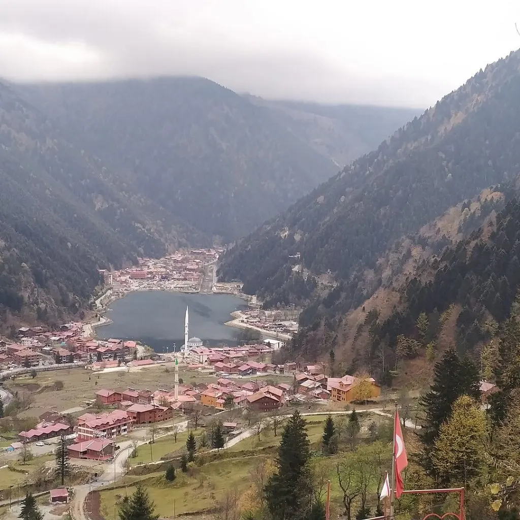 Uzungöl günübirlik turunda göl ve çevresindeki ormanlar