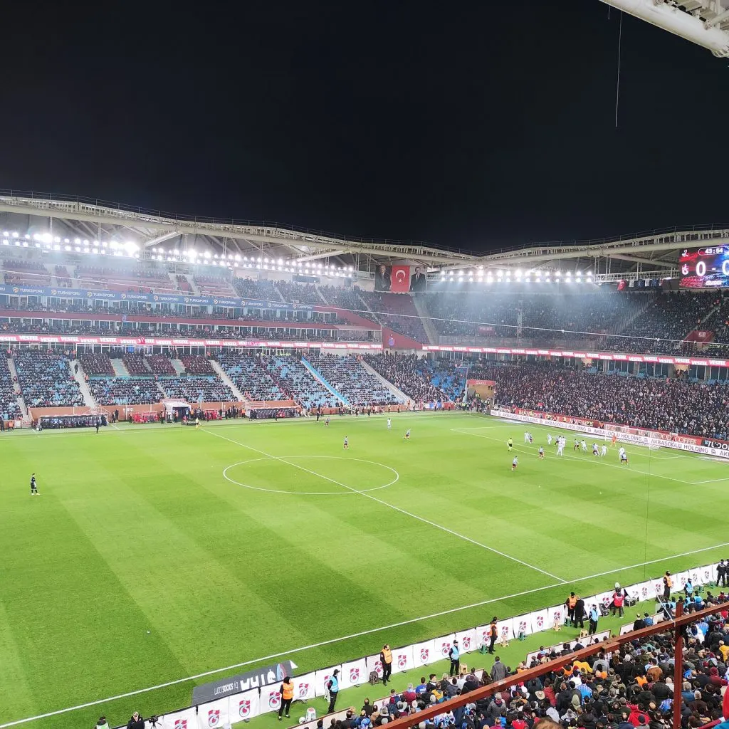 Trabzonspor maçında bordo-mavi tribünler