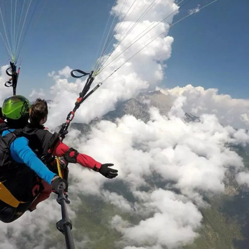 Uzungöl üzerinde tandem yamaç paraşütü uçuşu