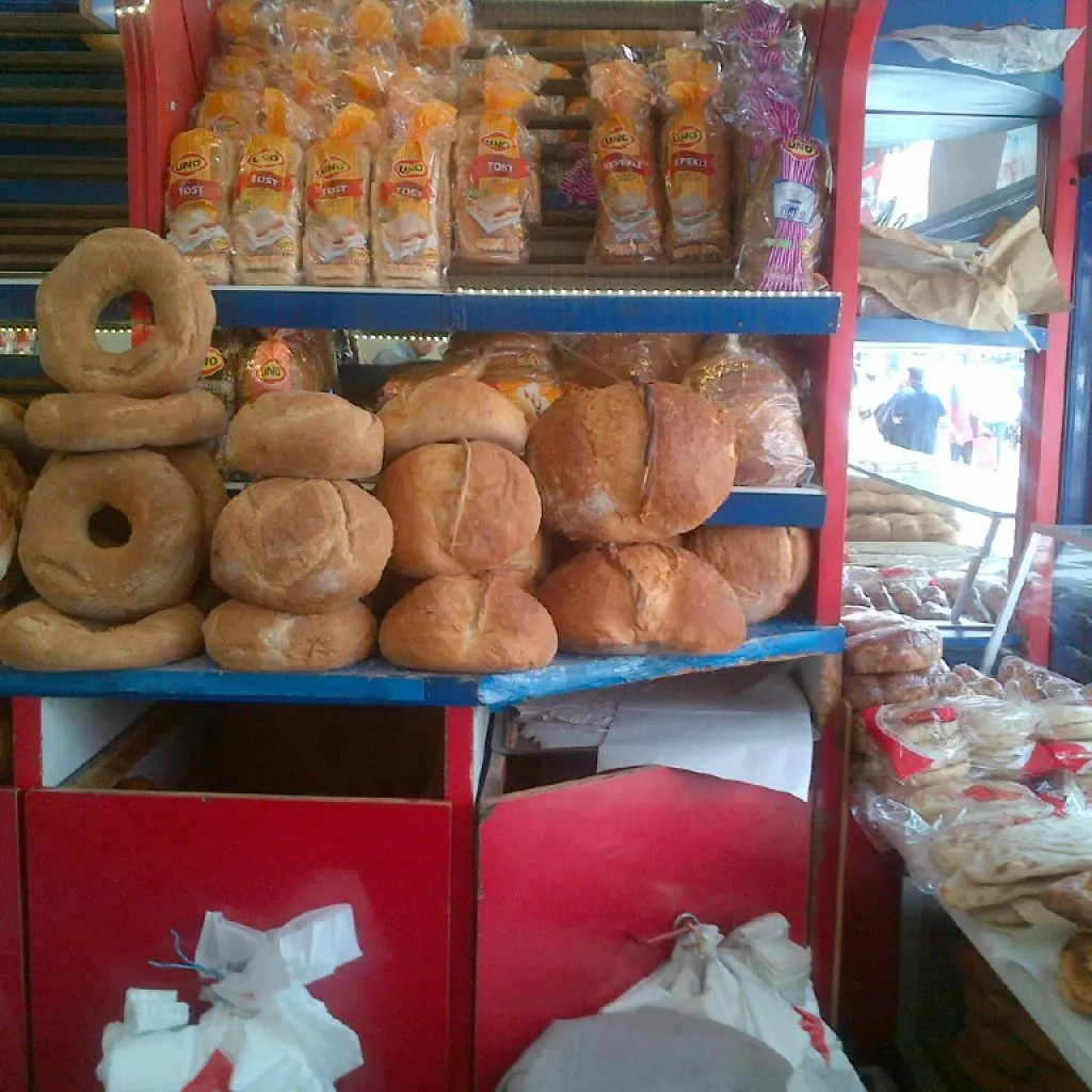 Pide, halka ekmek ve somunun yanında büyük Vakfıkebir ekmeği