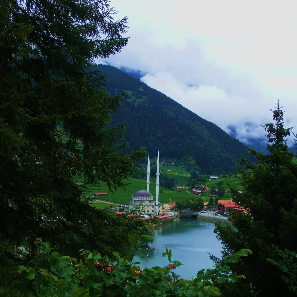 Çaykara yayla yolundan yukarıdan görünen Uzungöl